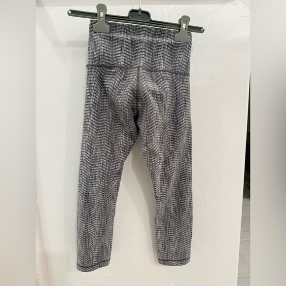 lululemon athletica Gray and White Textured Leggings - Picture 4 of 6
